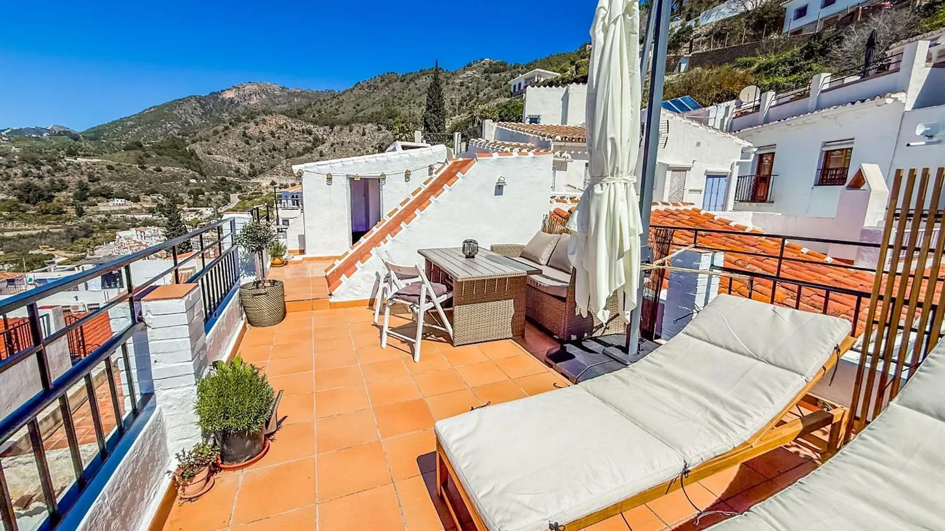 2 Bedroom House With Roof Terrace In The Beautiful Village Of Frigiliana Holiday home