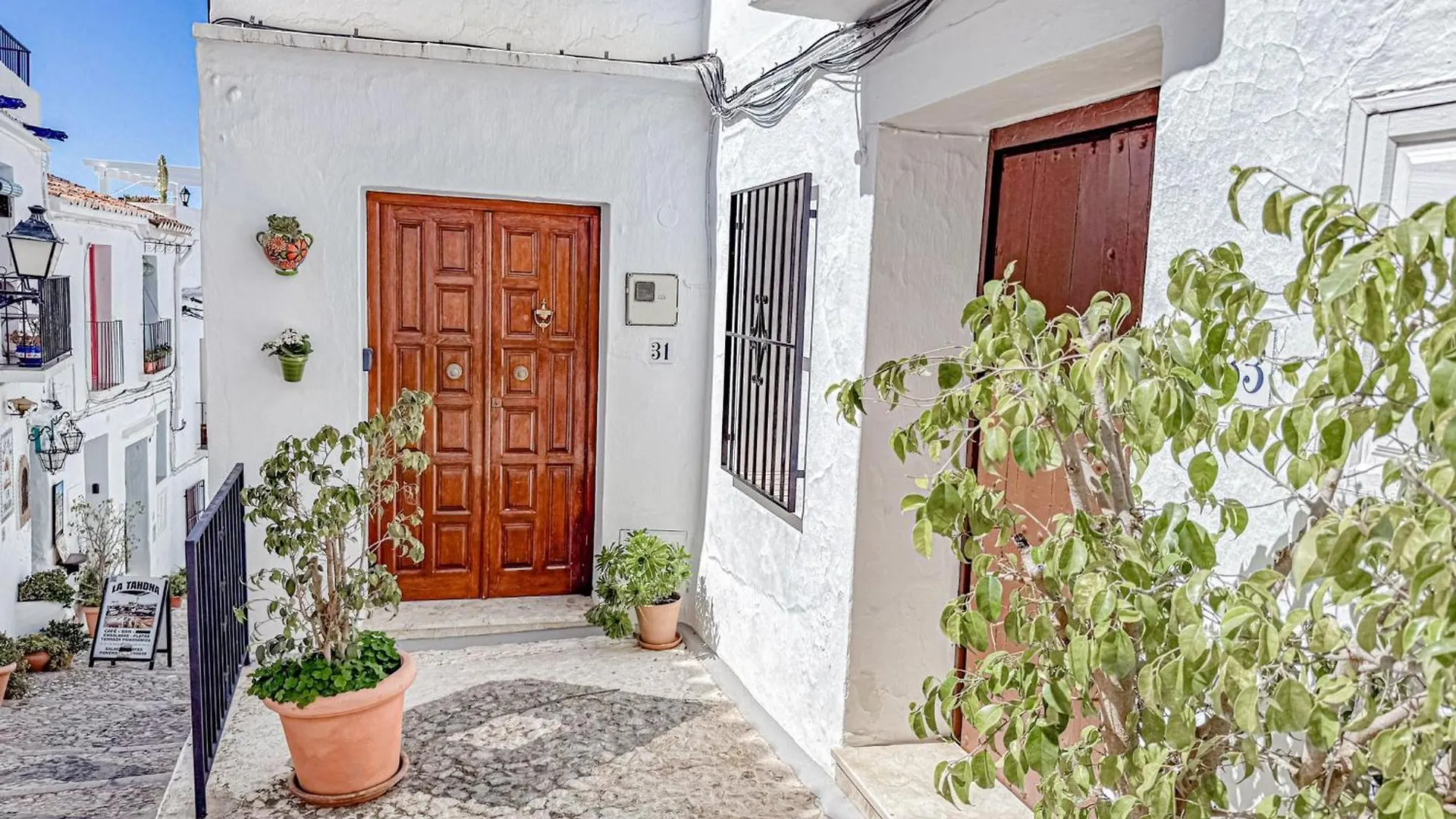 2 Bedroom House With Roof Terrace In The Beautiful Village Of Frigiliana contacts